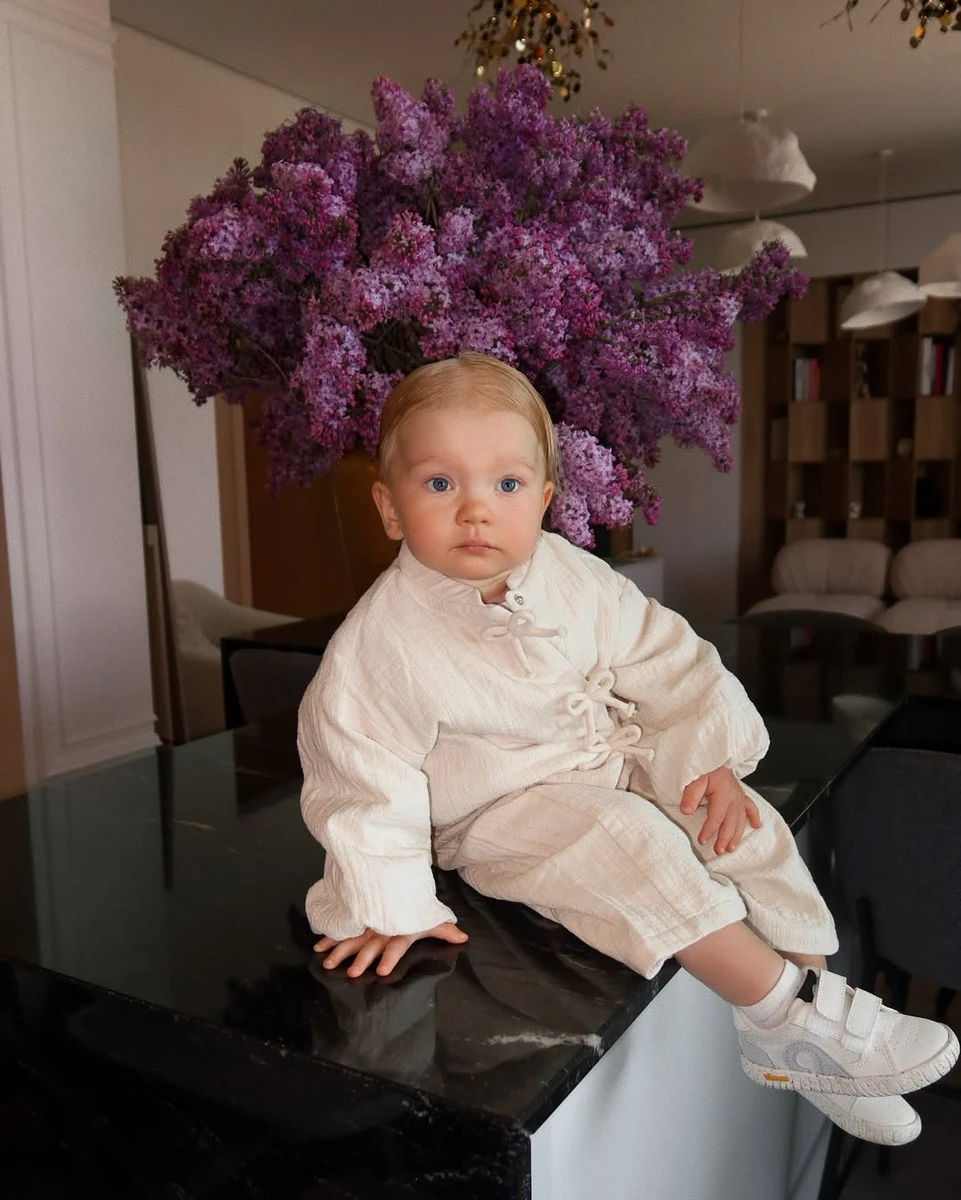 Саша Бо показала свою доньку біля квітів