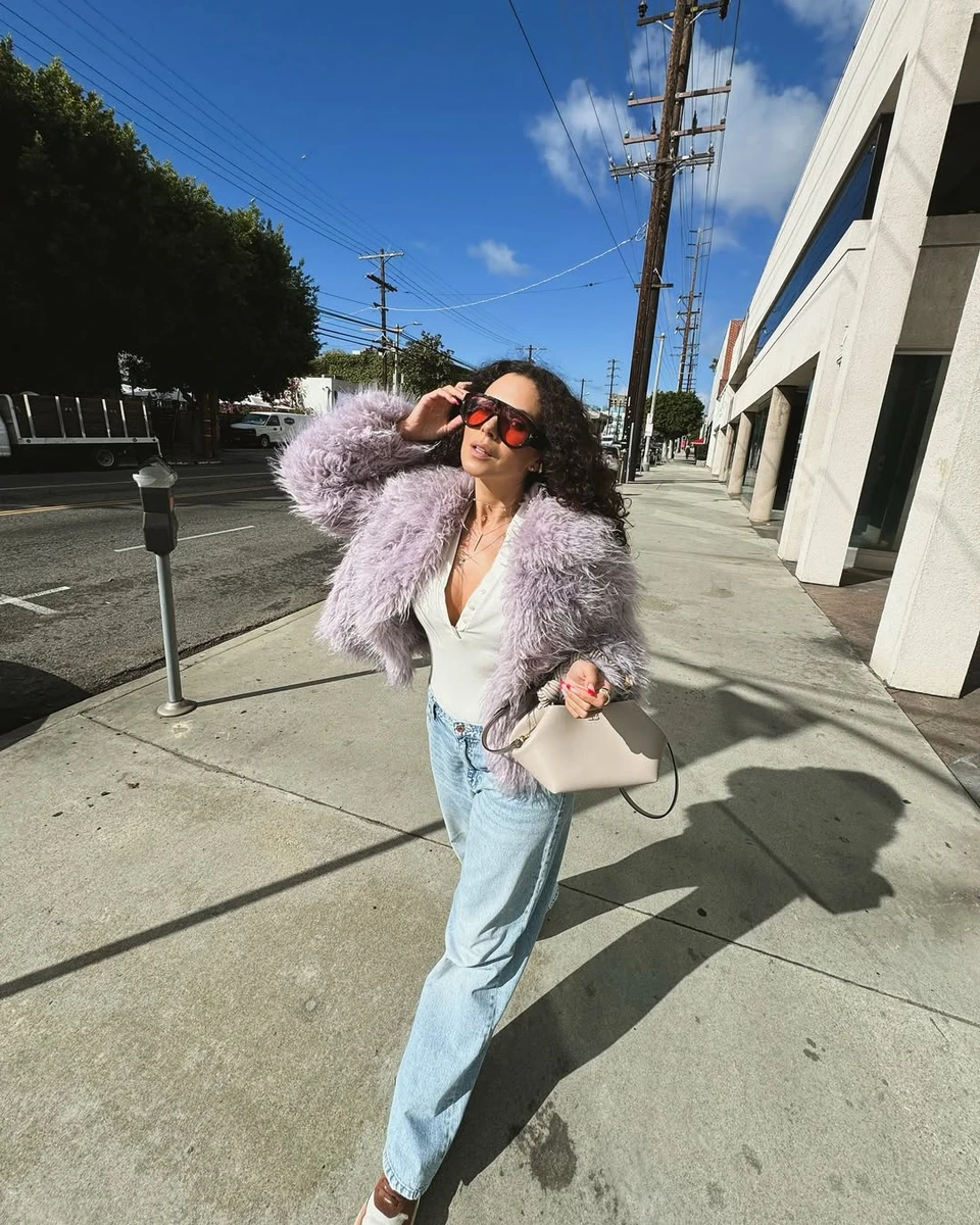 Настя Каменських засвітила модний образ на прогулянці