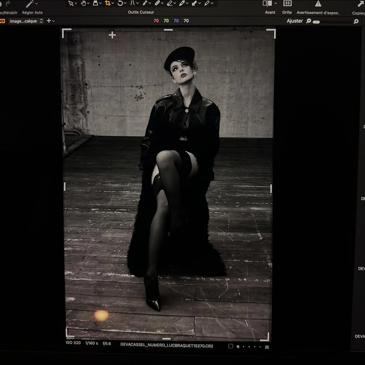 Дева Кассель в панчохах посвітила стрункими ніжками на стільці