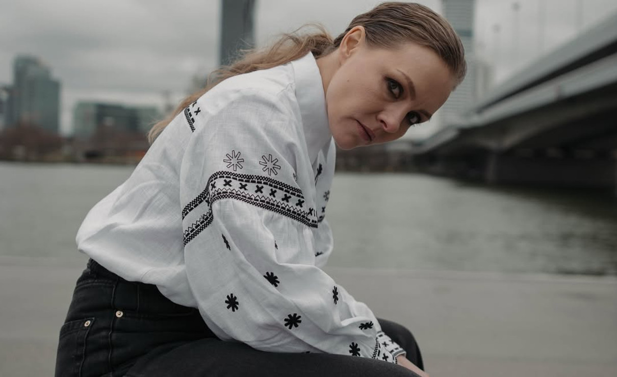 Олена Шоптенко позує для фото