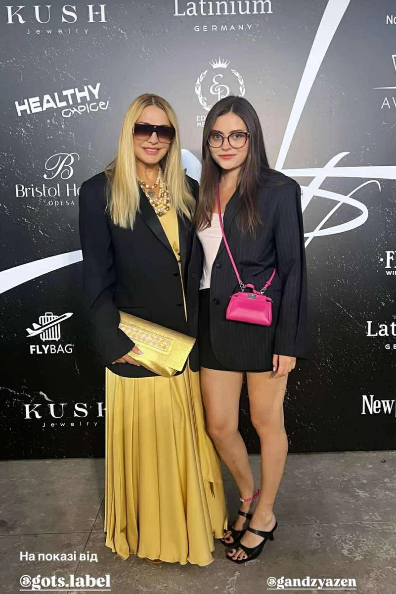 Ольга Сумська в блискучій сукні попозувала з дочкою в короткому луці