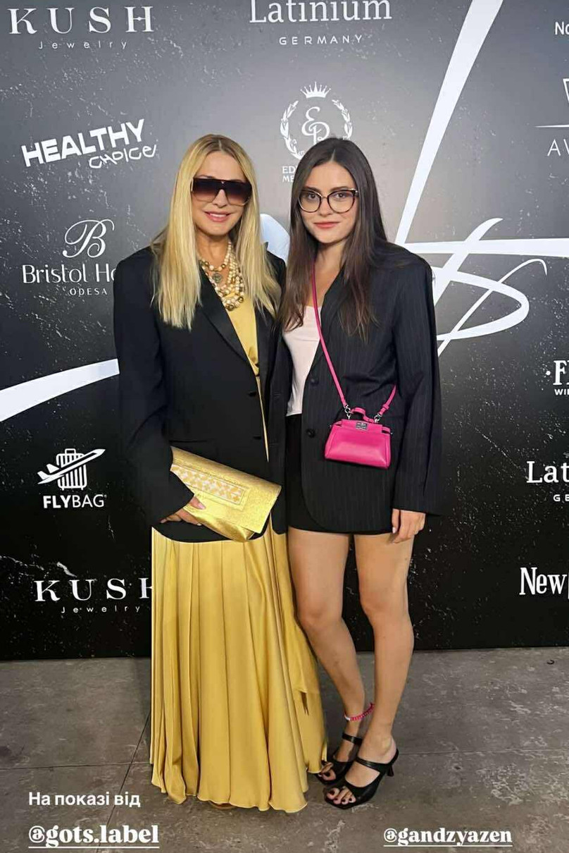 Ольга Сумська в блискучій сукні попозувала з дочкою в короткому луці