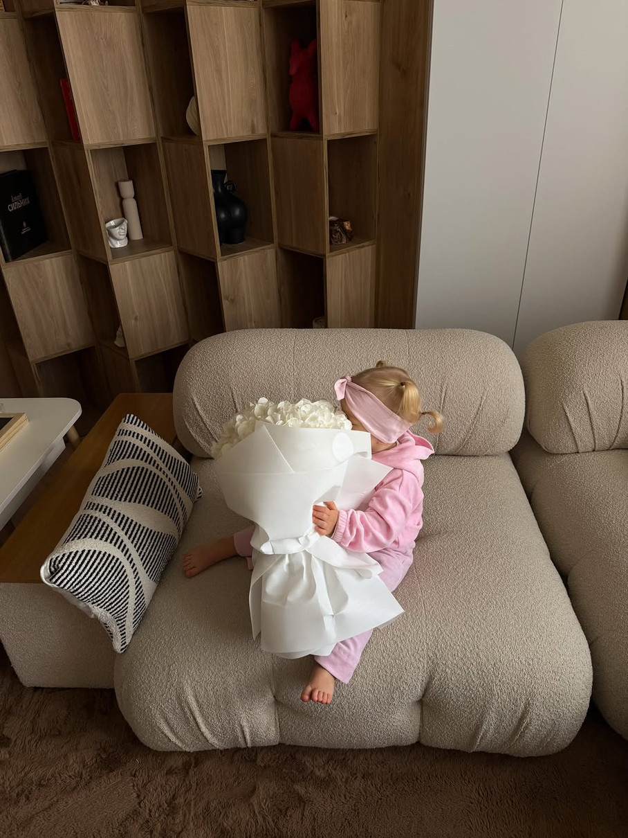 Саша Бо зняла дочку у рожевому костюмі та з букетом гортензій