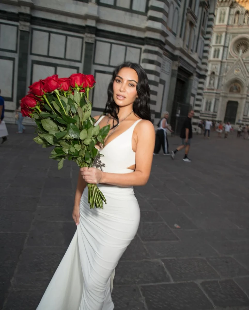 Кім Кардашян в обтислій спідниці показала стегна у Флоренції