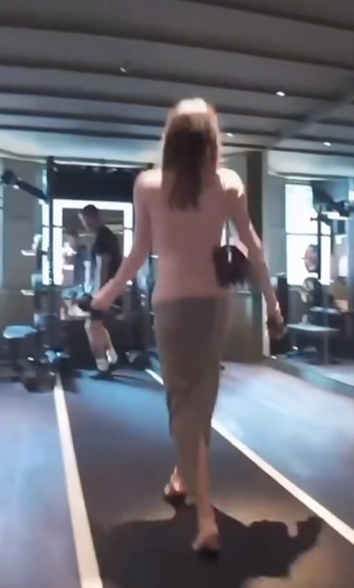 Девід Бекхем показав, як його дружина влаштувала собі подіум в спортзалі