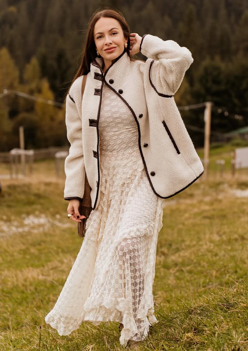 Христина Горняк у напівпрозорій сукні наробила осінніх фото в Карпатах