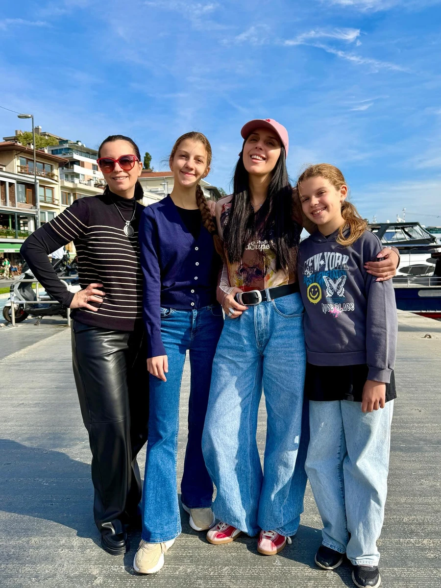 Джамала з сестрою і племінницями