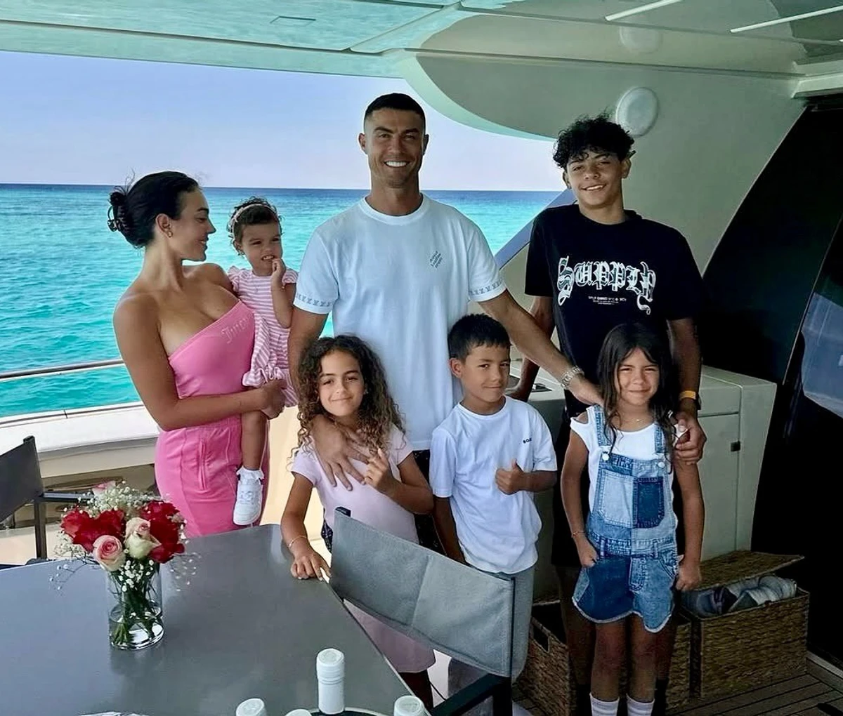 Кріштіану Роналду попозував з коханою і дітьми на День батька