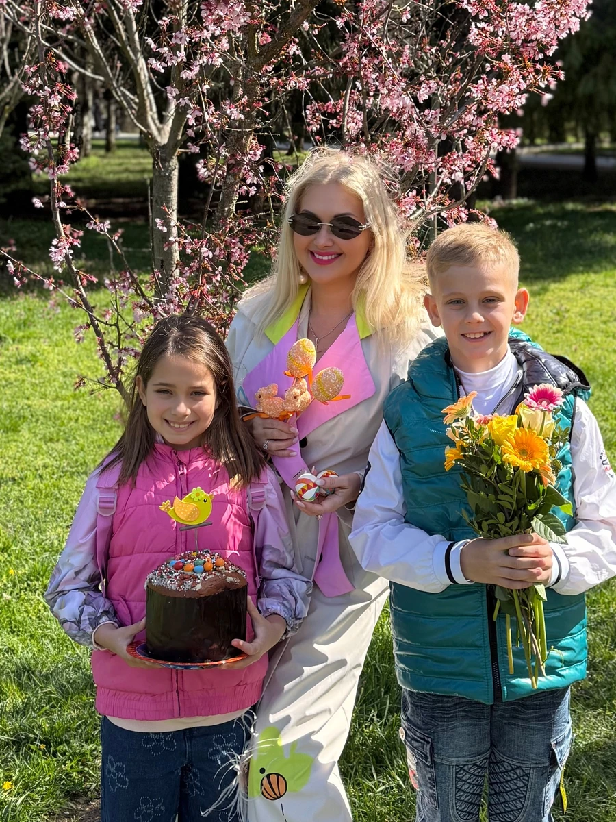 Катерина Бужинська попозувала з дітьми на Великодніх фото