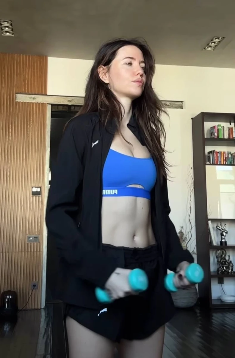 Надя починає з навантаження на м'язи рук