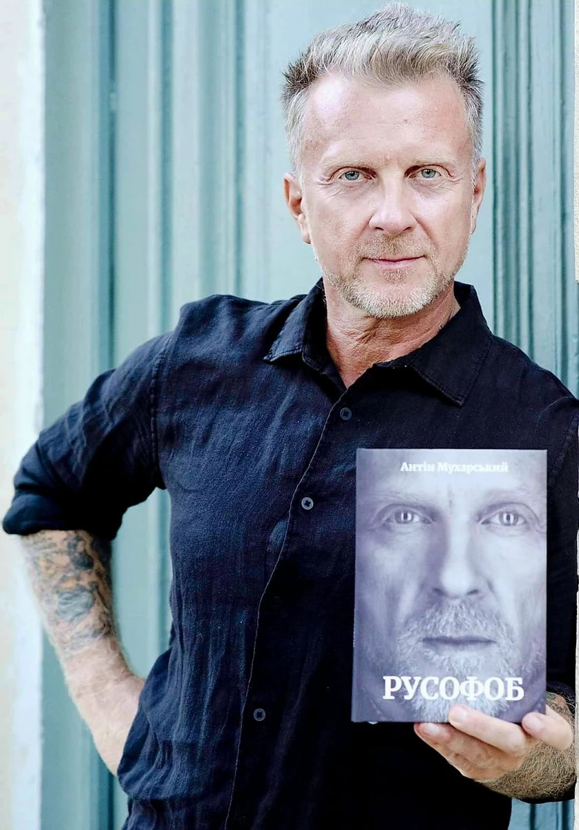 Антін зараз перебуває на гастролях в Іспанії, збираючи кошти на допомогу українській армії