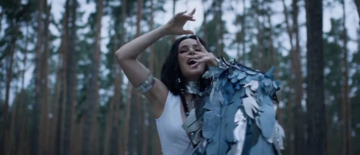 Злата в лісі з декольте і крилами