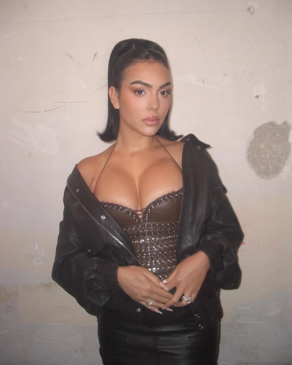 Наречена Роналду похвалилася декольте