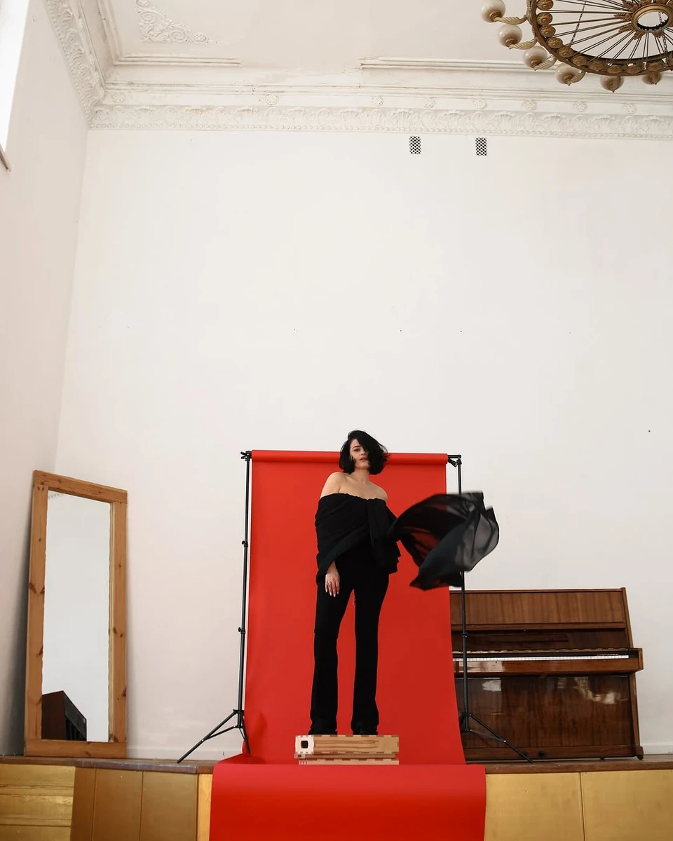 Марта Адамчук знялася з голими плечима