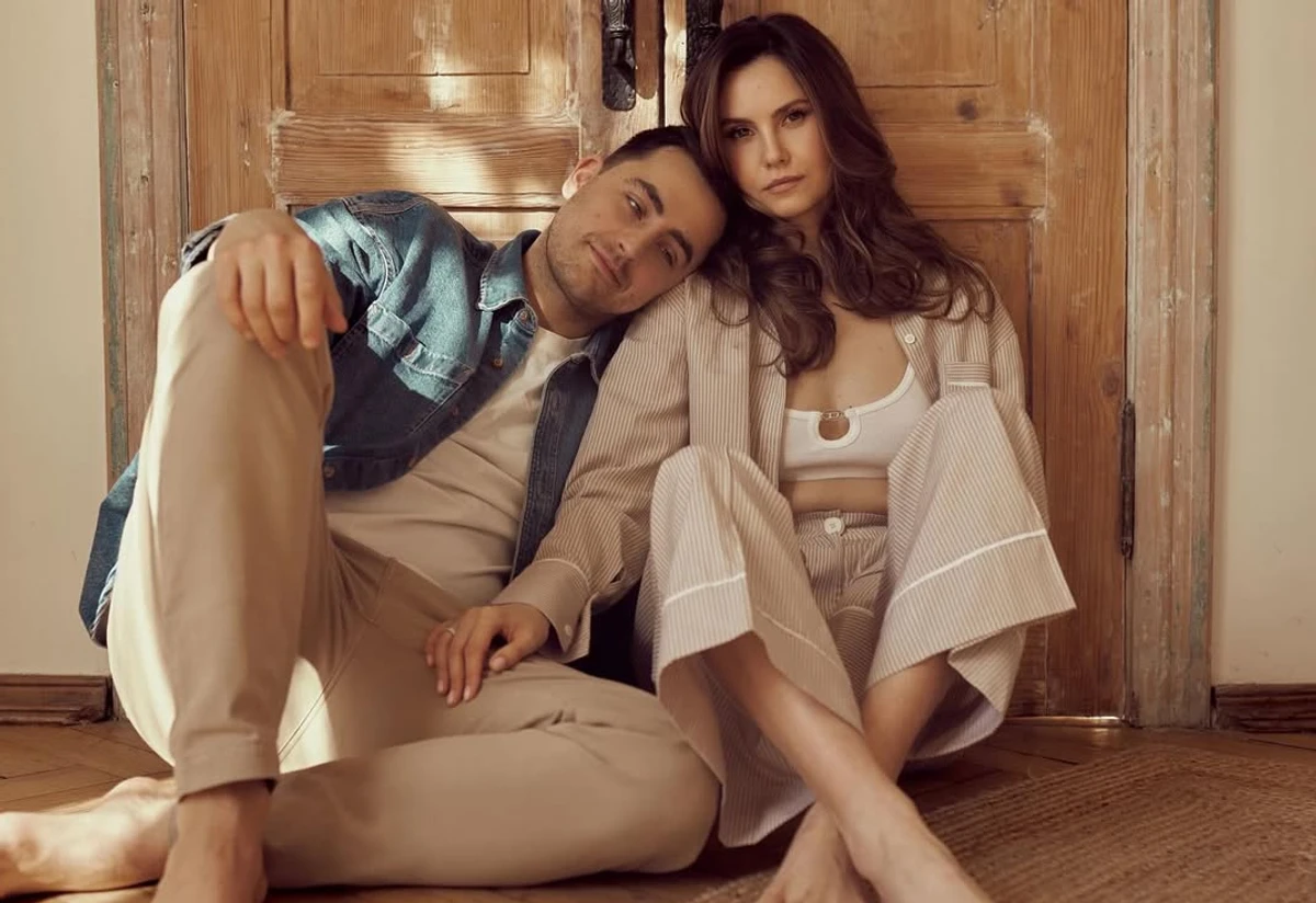 Фіма Константиновський позує для фото з коханою