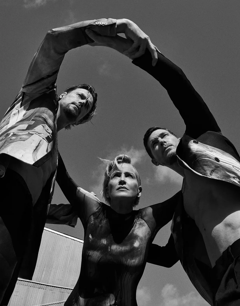 Шерон Стоун в обтислому луці попозувала з чоловіками