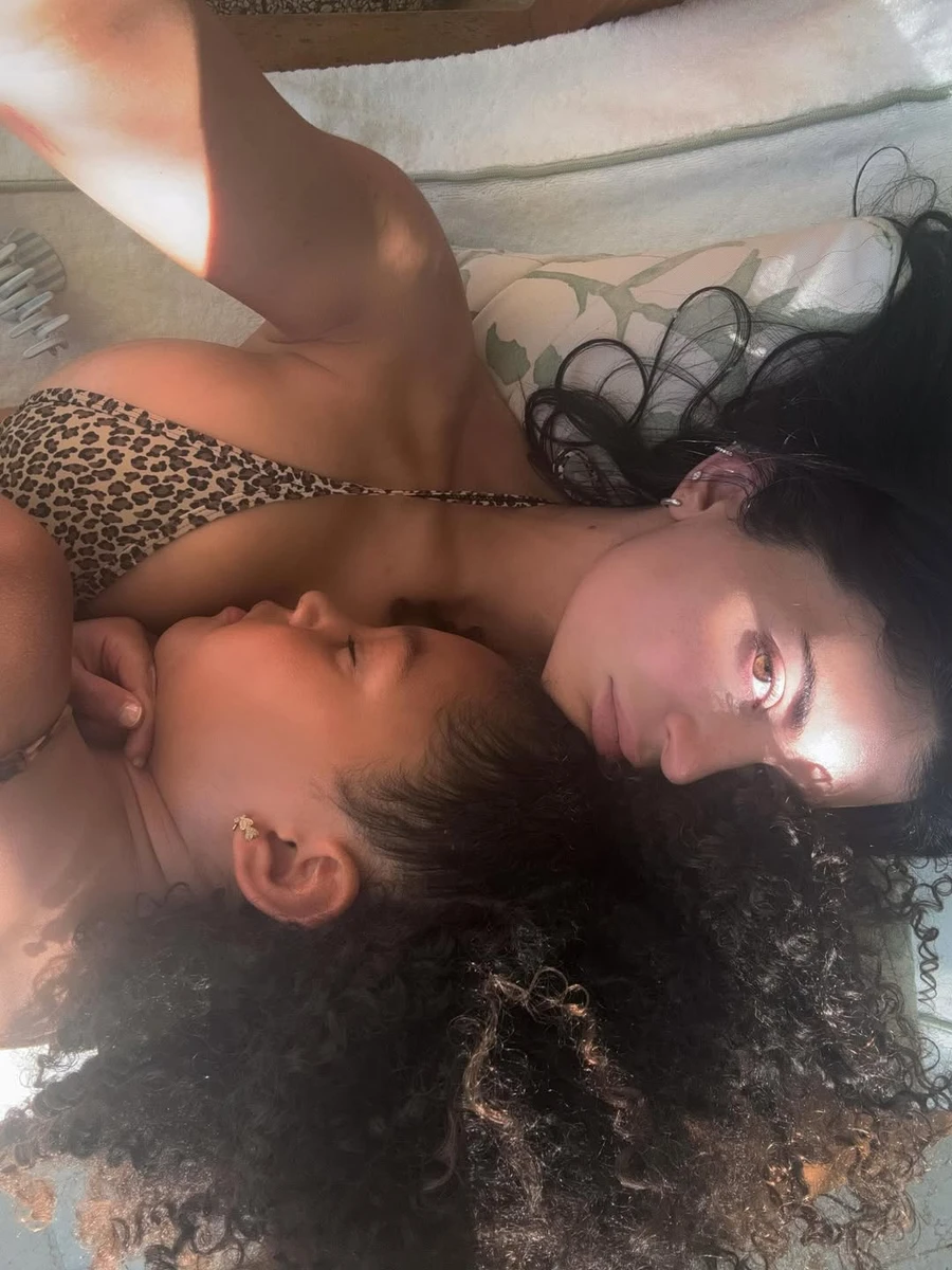 Кайлі Дженнер показалася в обіймах дочки на відпочинку