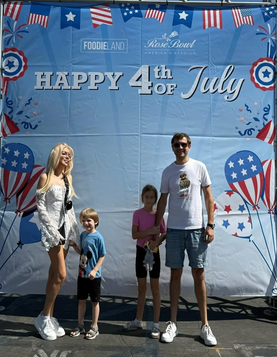 Дмитро Ступка наробив фото з коханою та дітьми