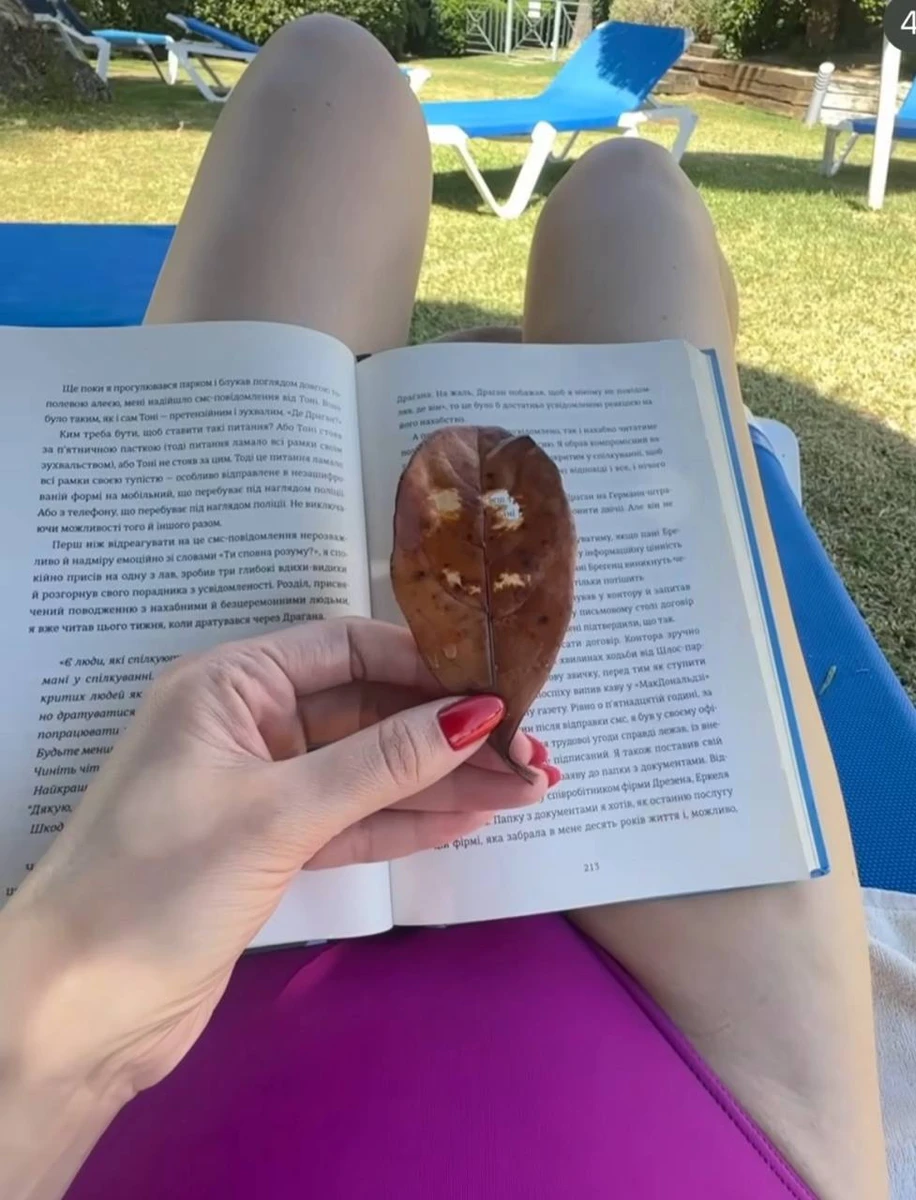  І ти, як те листячко, потроху піддаєшся спокою довкілля, - підписала фото Маша