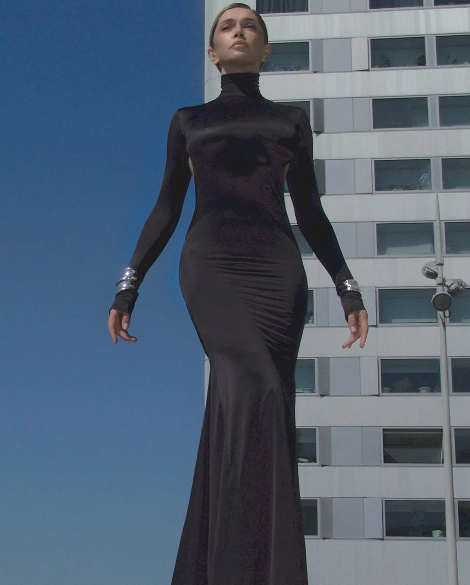 Віра Брежнєва у пікантній сукні попозувала на вулицях Парижу