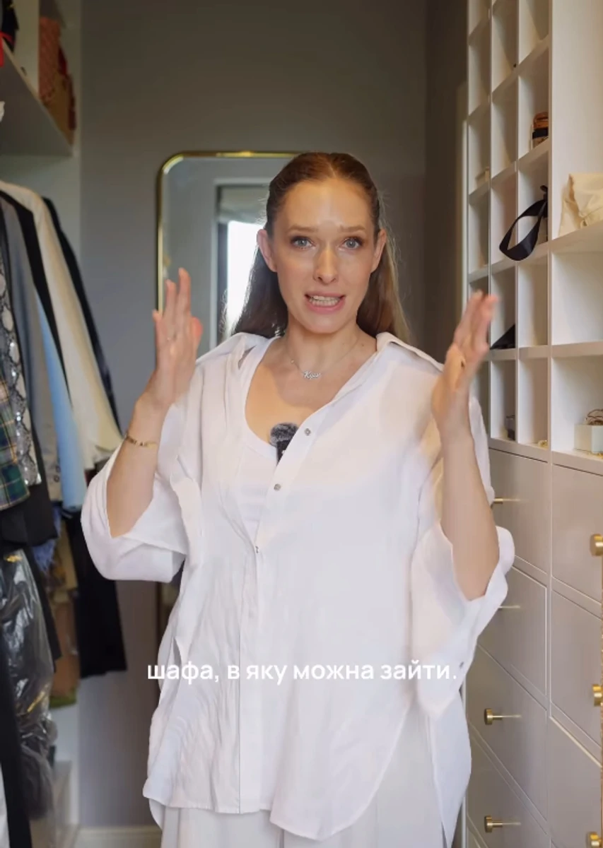 Катерина Осадча показала свій одяг у гардеробній