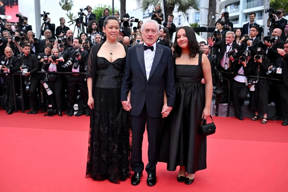 Роберт Де Ніро на хіднику з дівчиною і дочкою