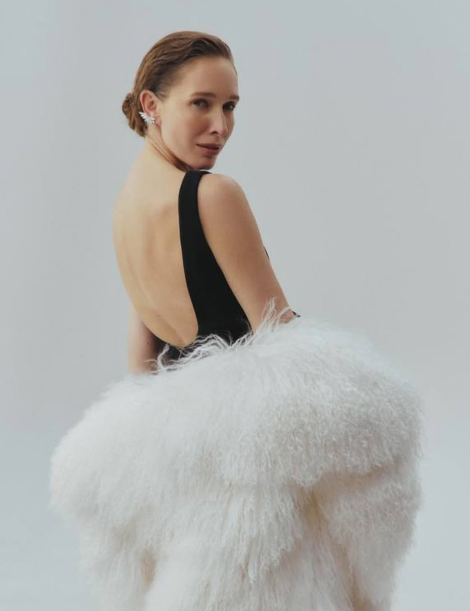 Катерина Осадча засвітила спину у грайливій сукні