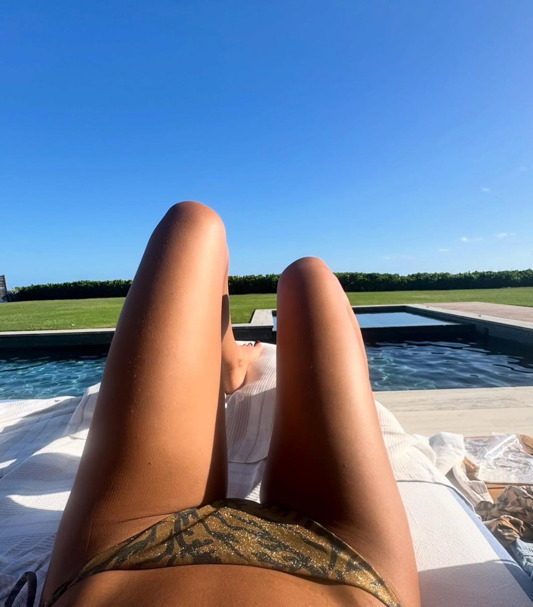 Себе в бікіні актриса теж показати не забула 