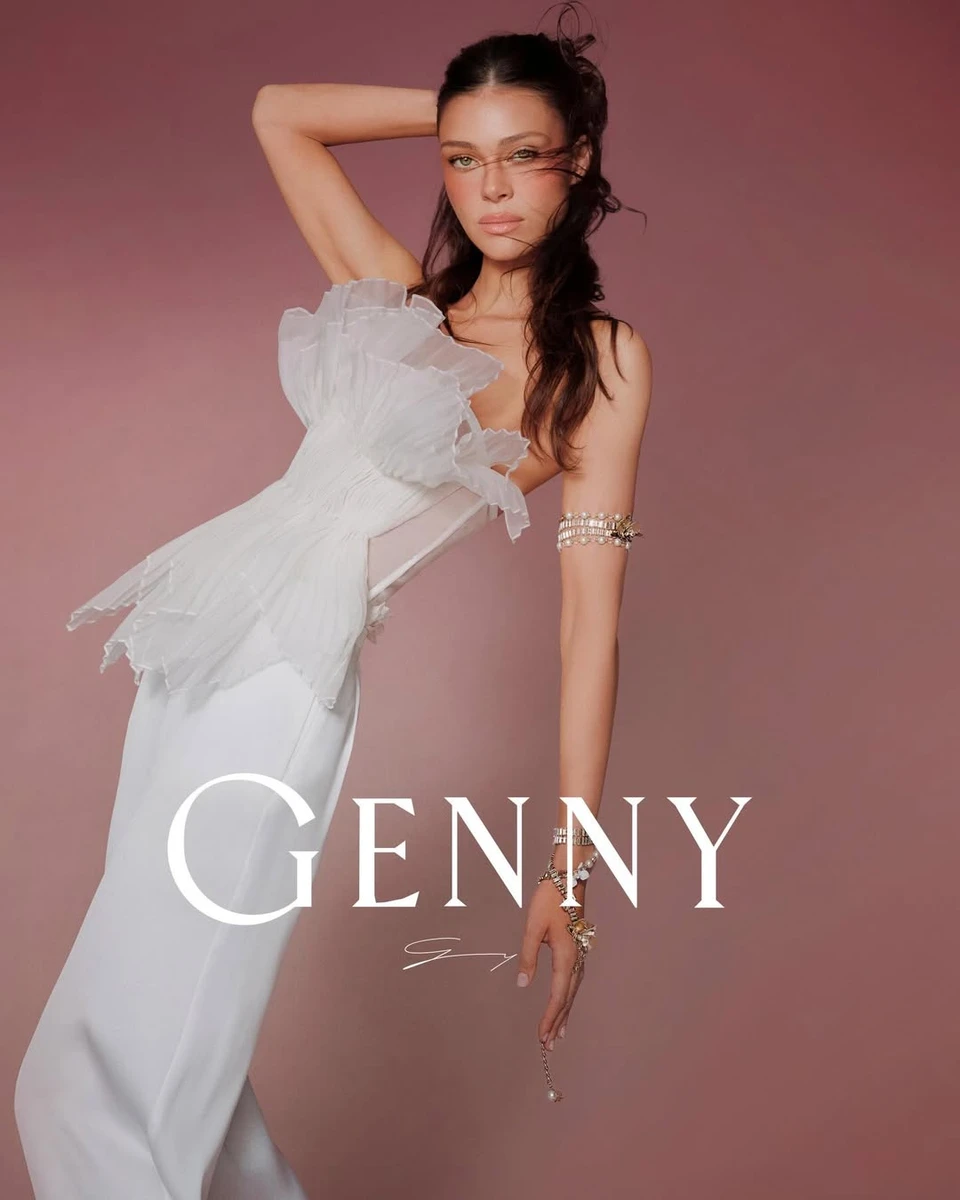 Невістка Бекхемів у ніжному топі попозувала для реклами одягу