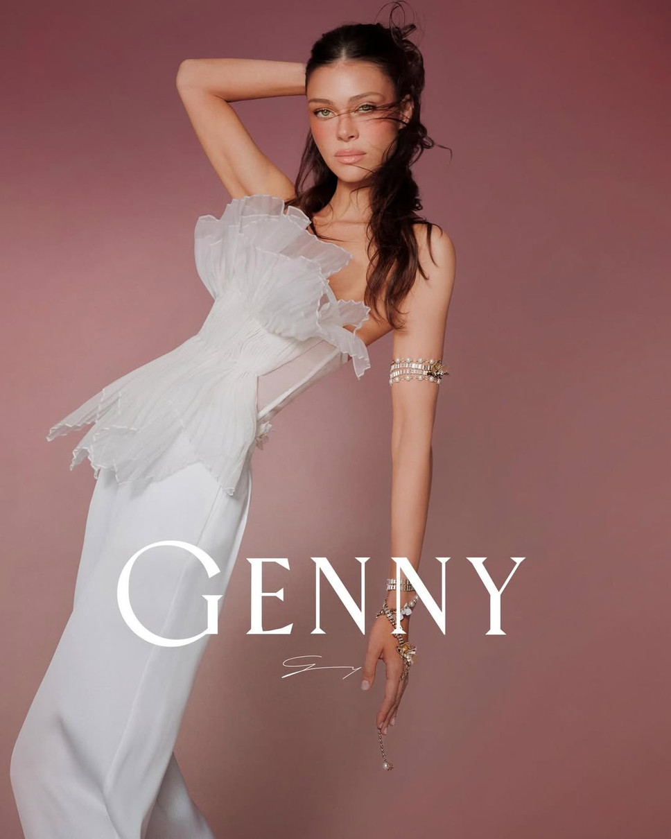 Невістка Бекхемів у ніжному топі попозувала для реклами одягу