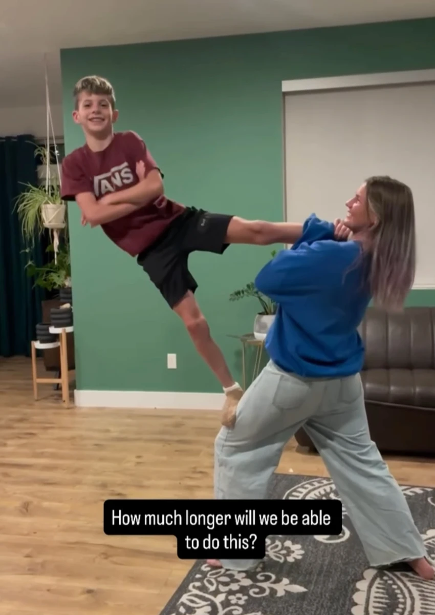 Ксенія Мішина вирішила повторити акробатичну вправу з сином