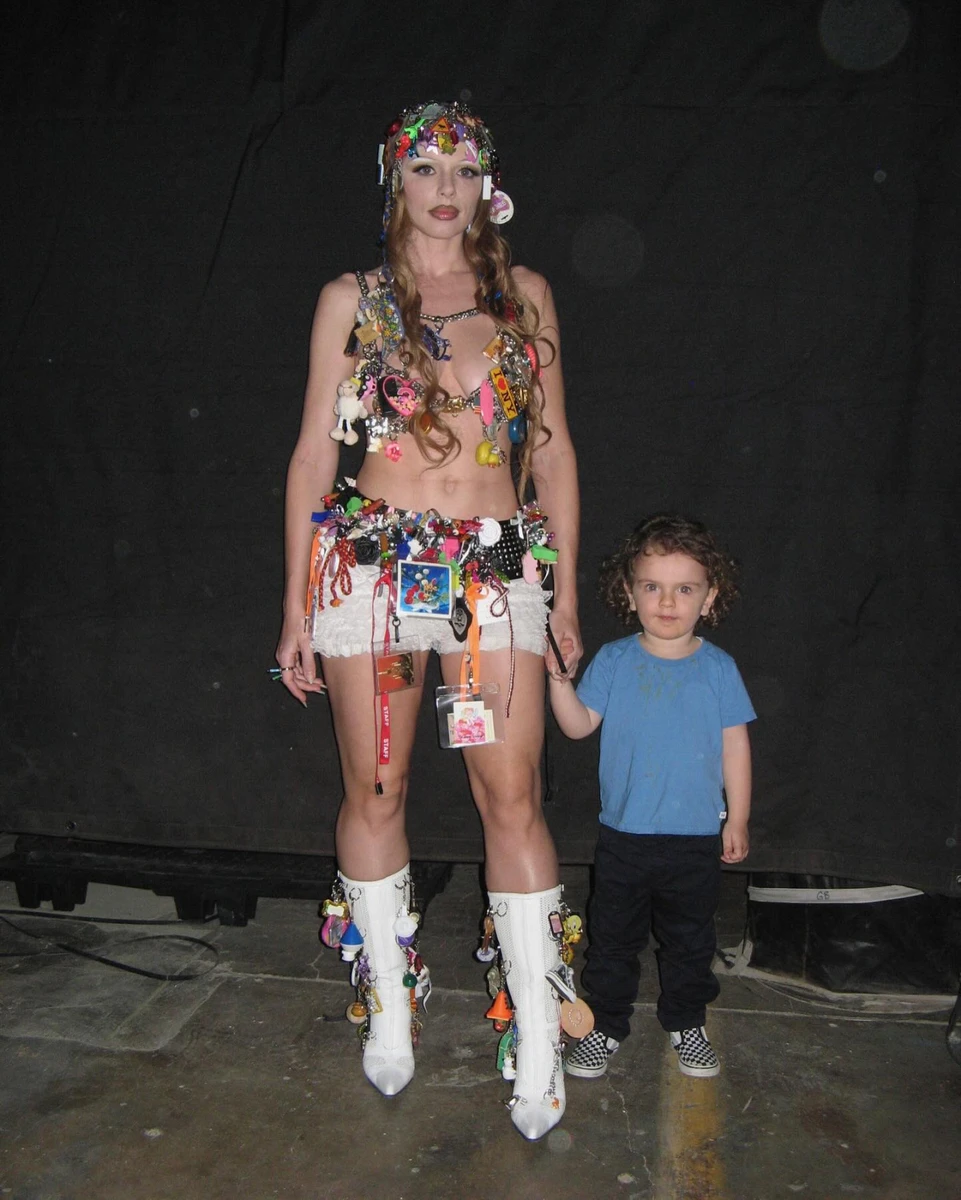 3-річний Валентино натомість у простенькій футболочці та штанях