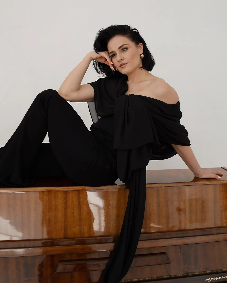 Марта Адамчук у стильному луці попозувала на піаніно