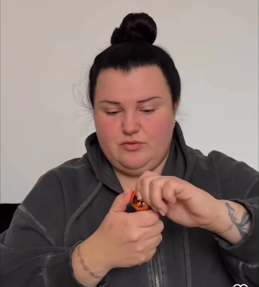 До речі, реперка змащує губи перед сном, щоби зволожити їх за ніч