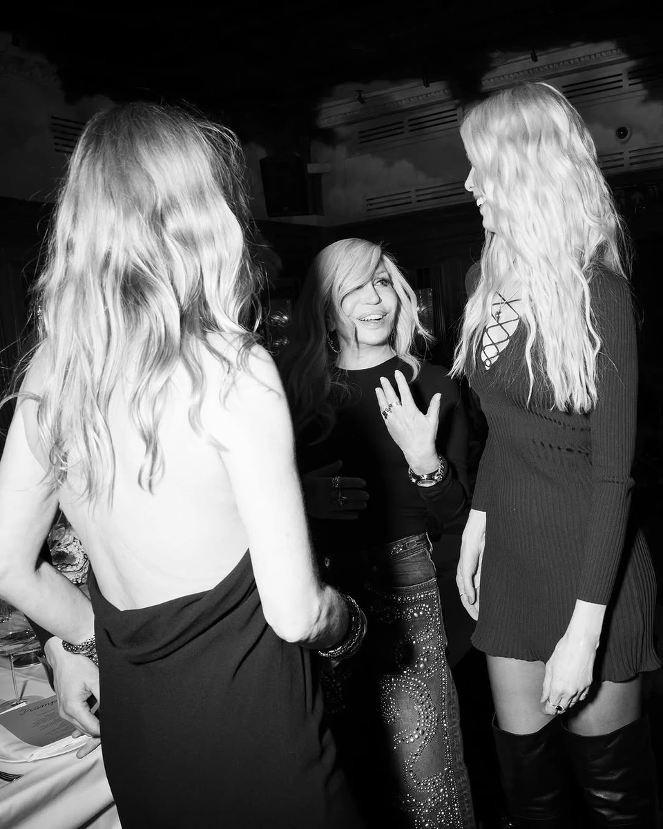 Клаудія Шиффер у мінісукні повеселилася на заході