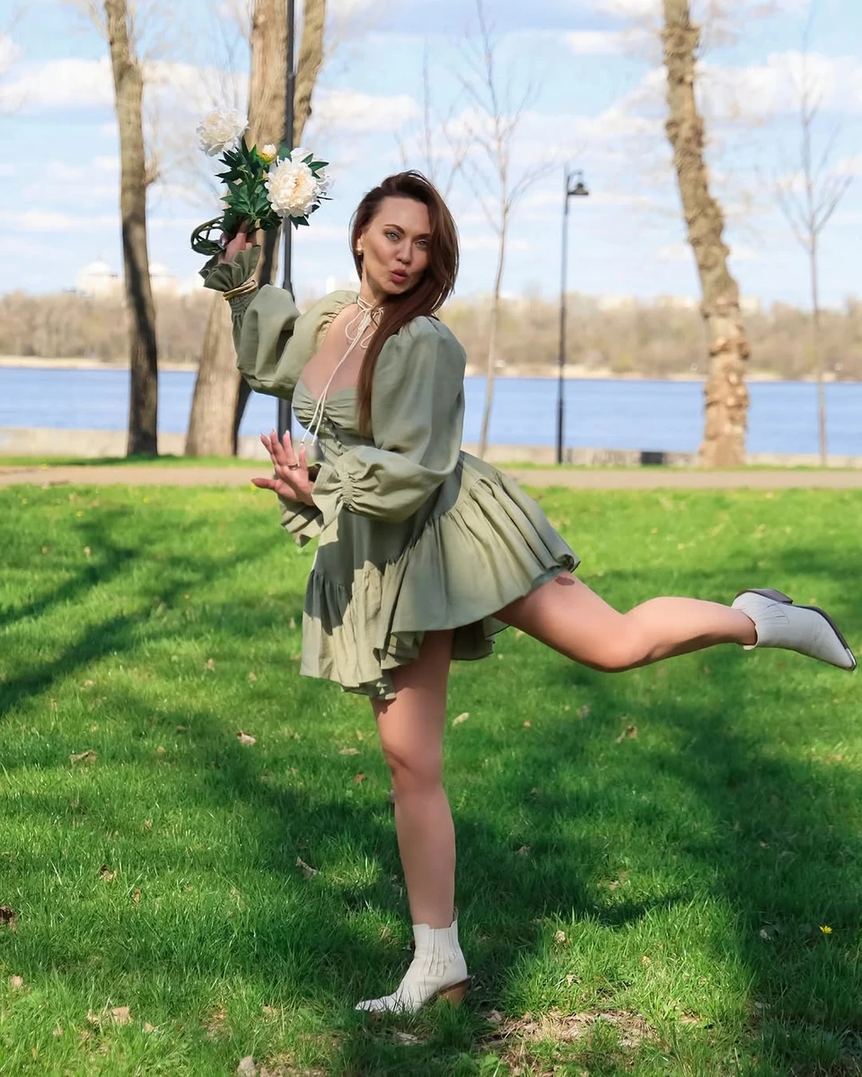 Анна Саліванчук у мінісукні побавилася на траві