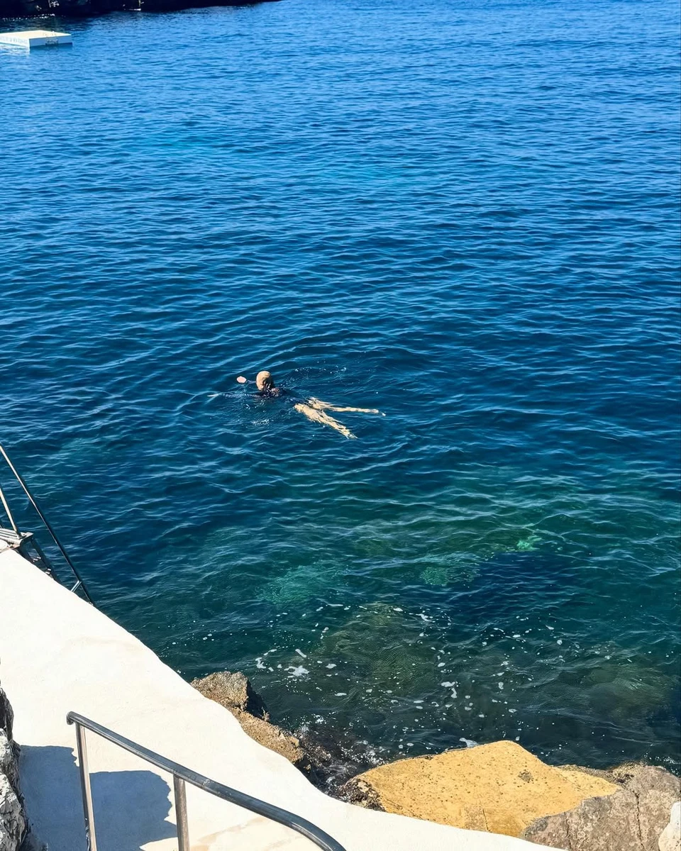 Ніколь Кідман в купальнику поплавала в морі