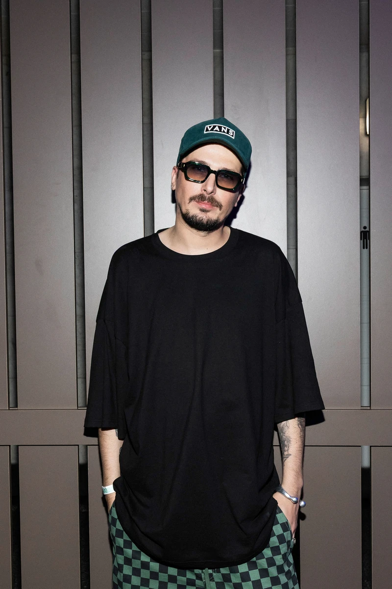 Співак Олексій Завгородній