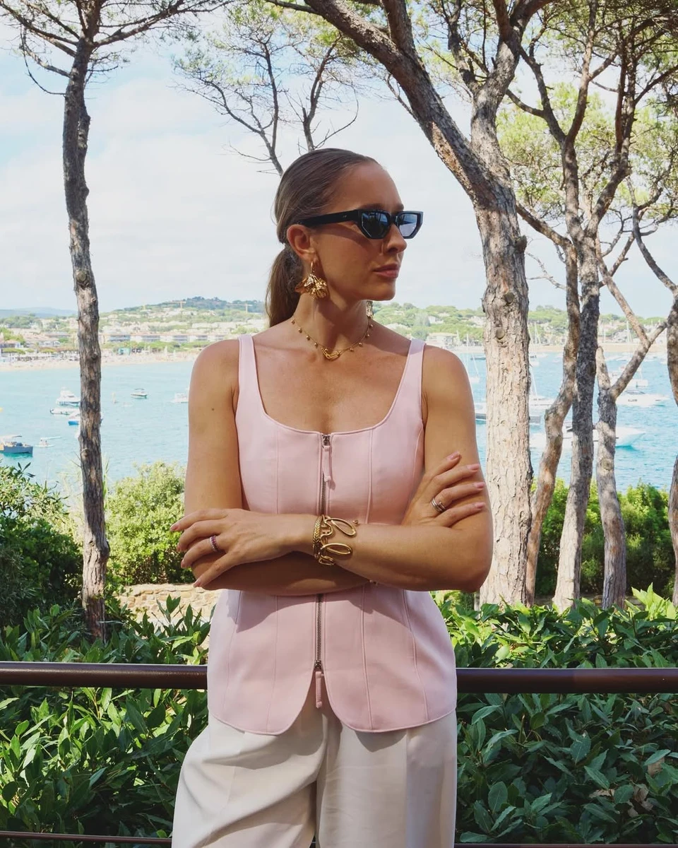 Катерина Осадча у топі посвітила стрункістю на відпочинку в Іспанії