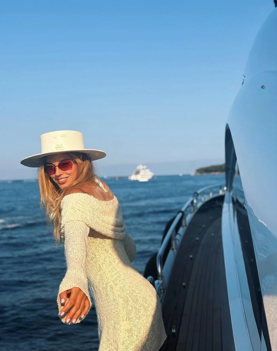 Дар'я Білодід наробила фото на яхті