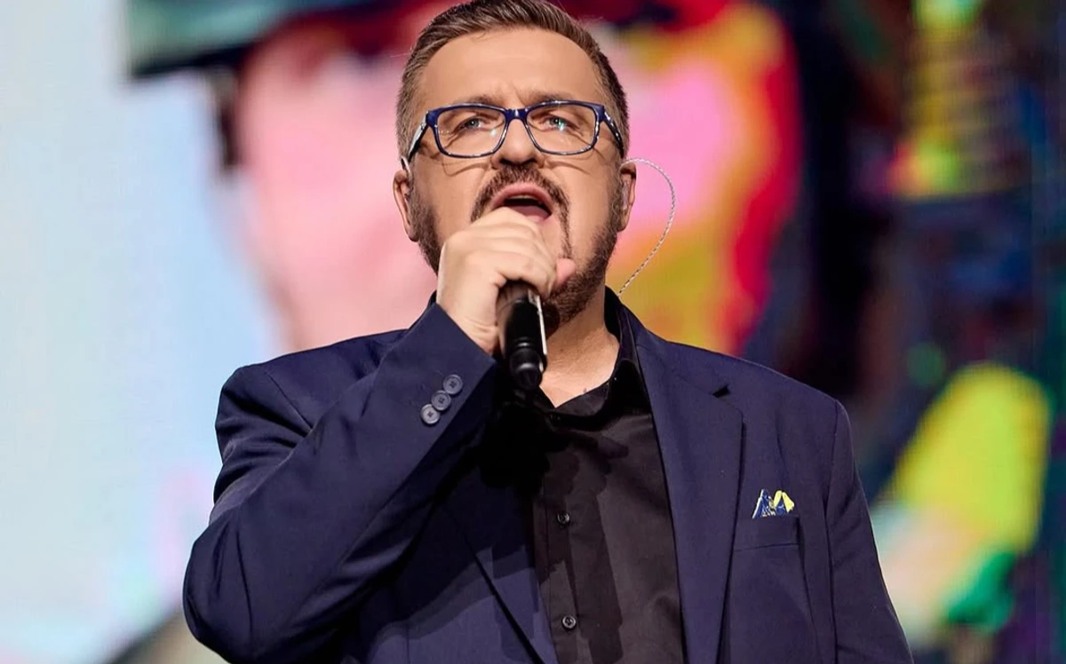 Олександр Пономарьов позує для фото