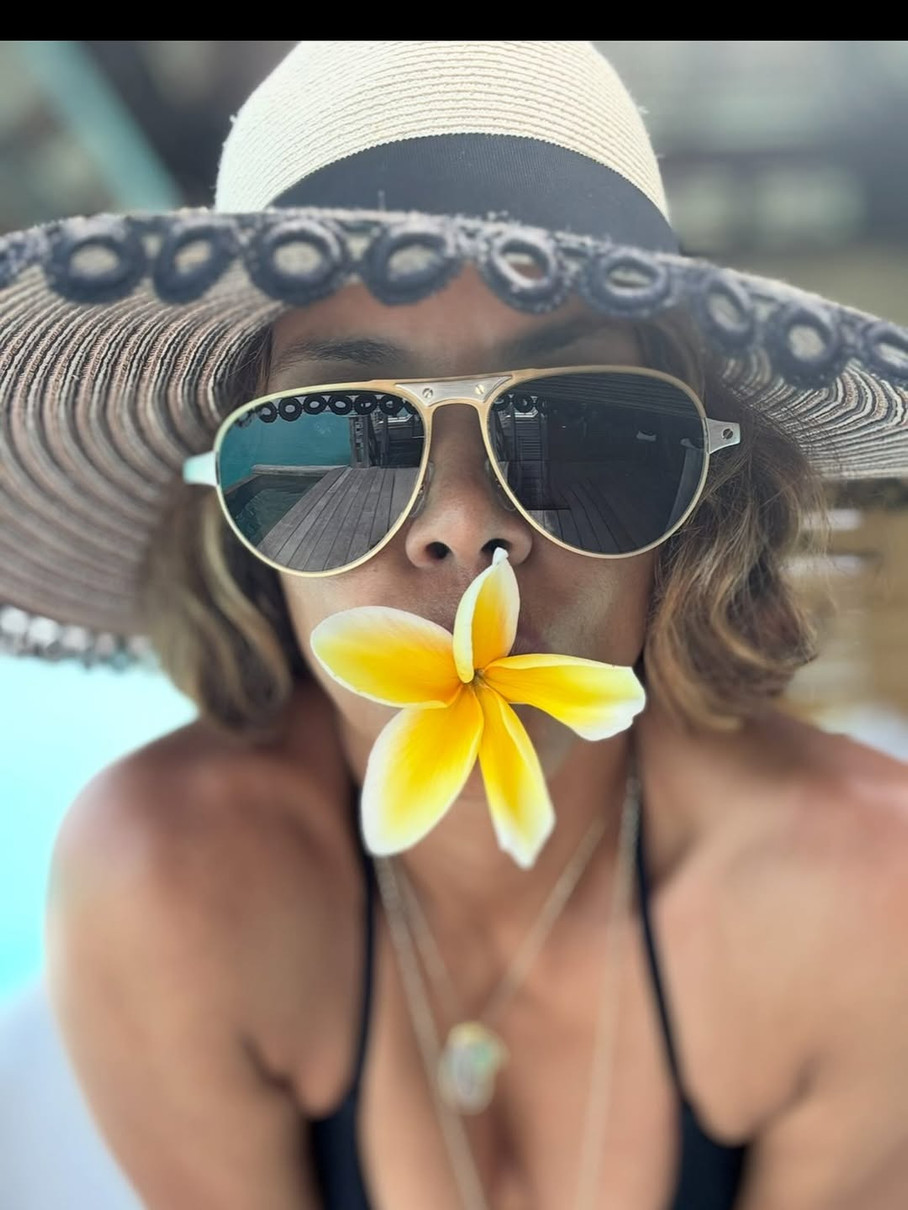 Холлі Беррі з квіткою у роті попозувала на своєму 59-річчі