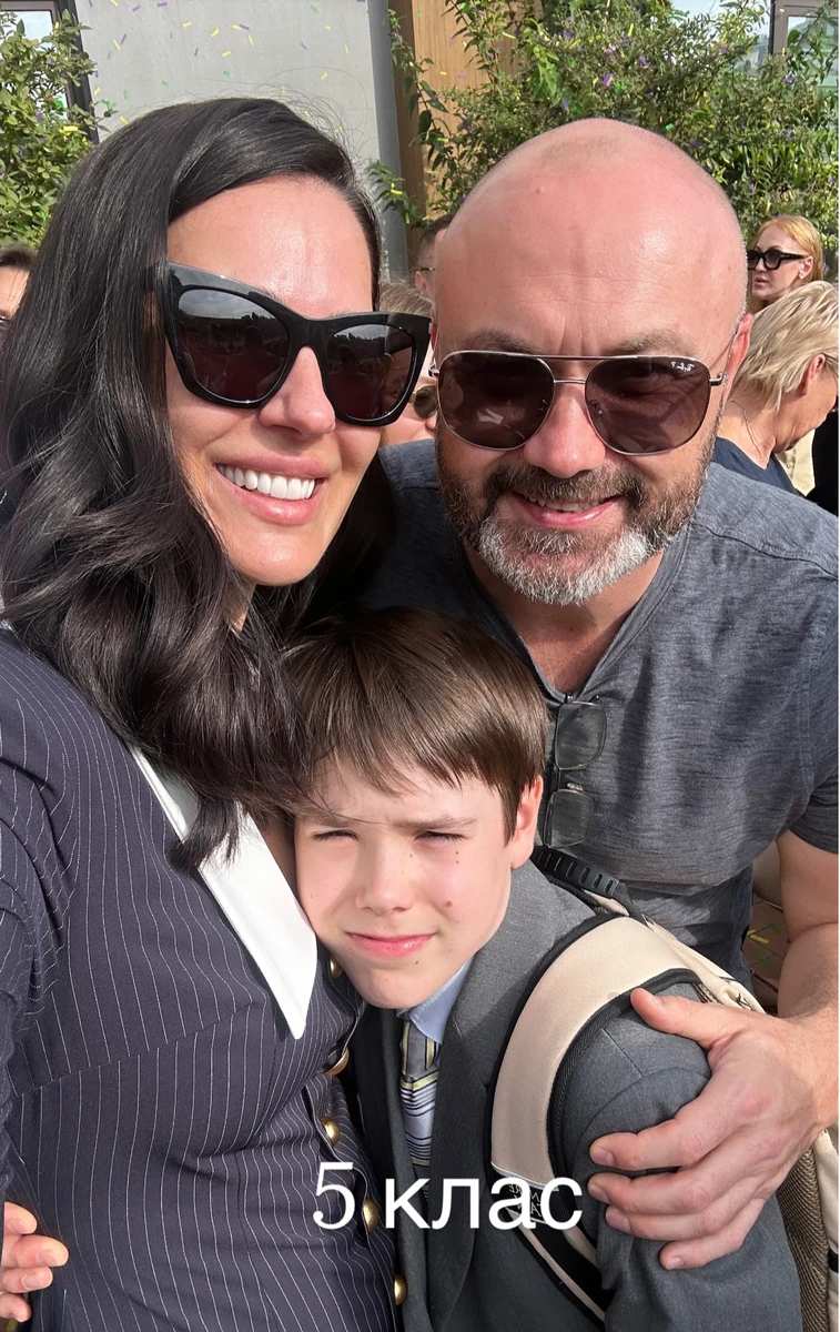 Маша Єфросиніна у костюмі показалася з сином і чоловіком на першому дзвонику