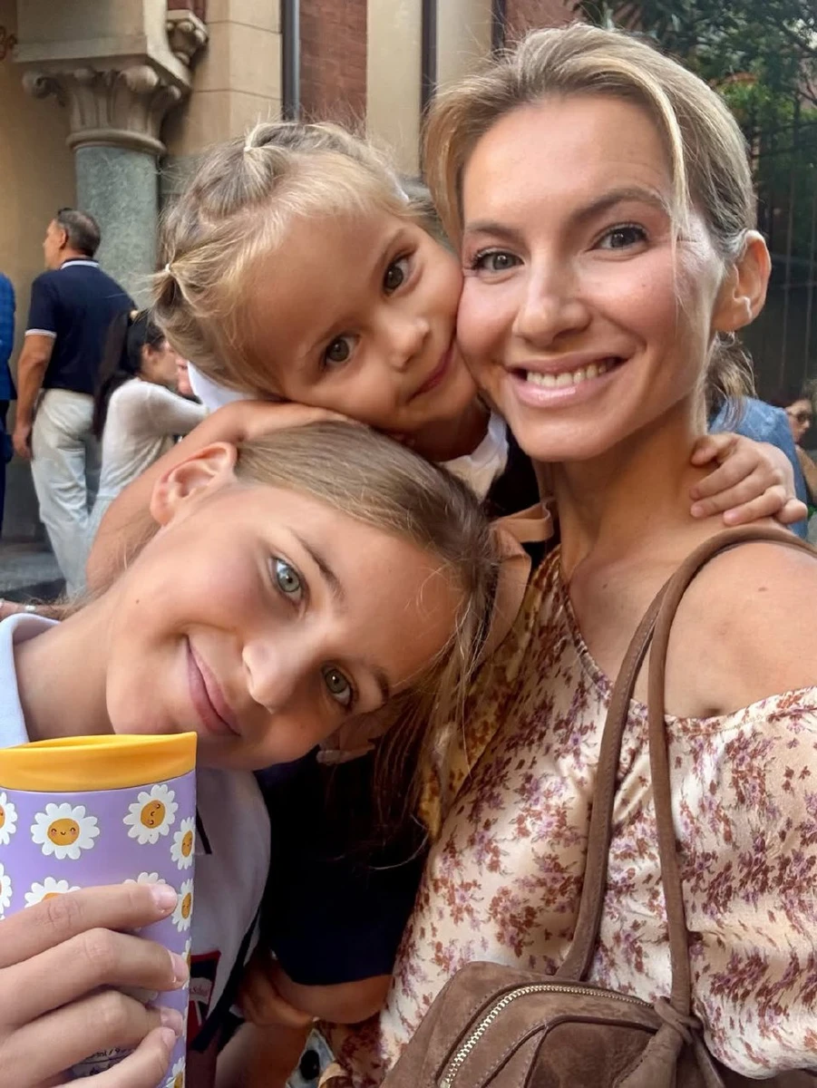 Судячи з виразу обличчя, доньки, а мама тим більше, точно не сумують, що розпочався вересень