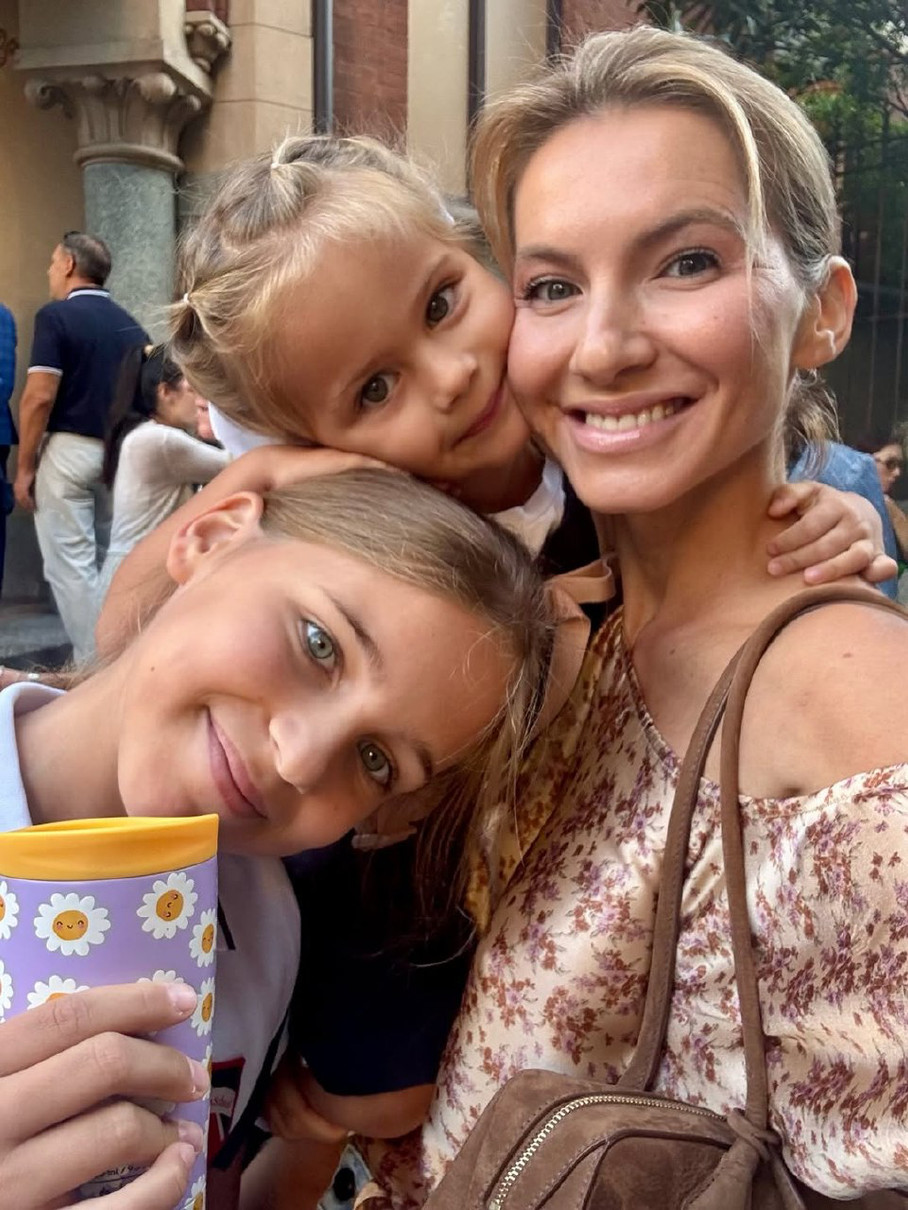 Судячи з виразу обличчя, доньки, а мама тим більше, точно не сумують, що розпочався вересень