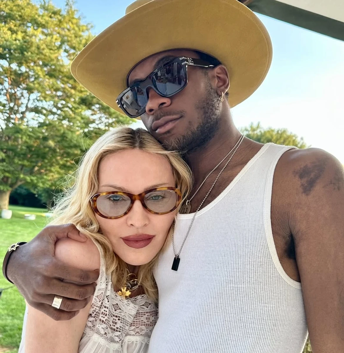 Мадонна показала обійми з 20-річним прийомним сином