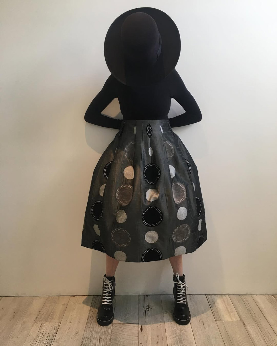 Даян Кітон позує на фоні стіни у широкій спідниці і капелюсі