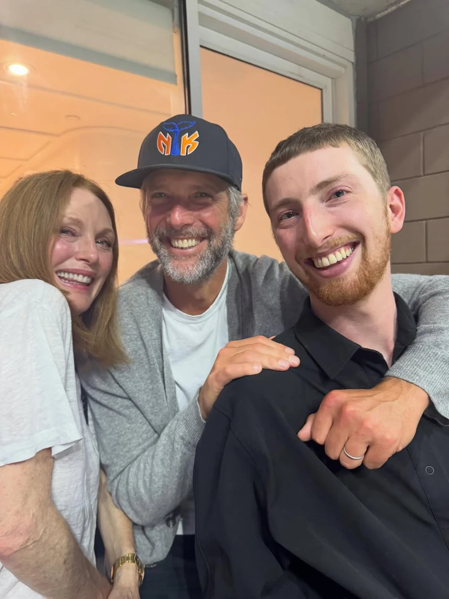 Джуліанна Мур показала фото з сином та чоловіком