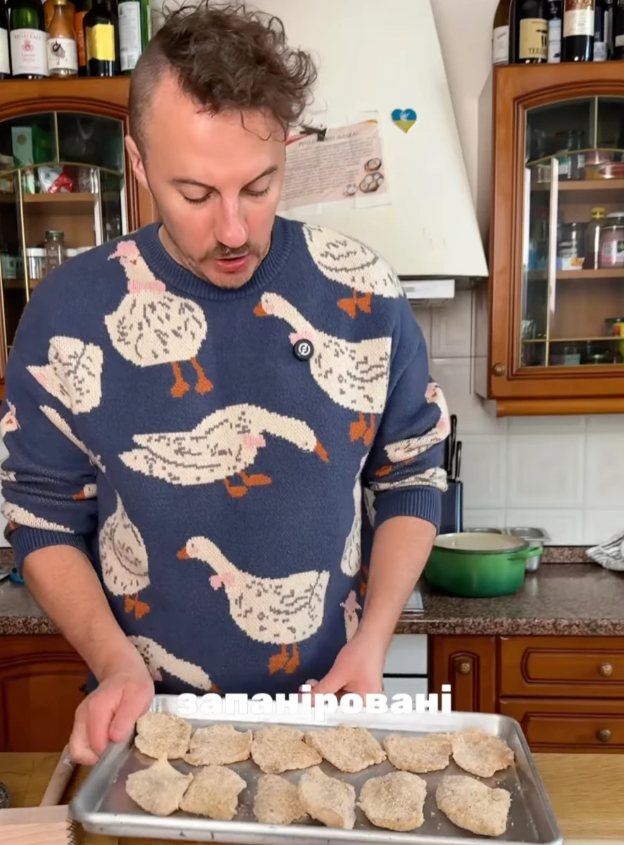 Євген Клопотенко приготував курку та рибу на відео