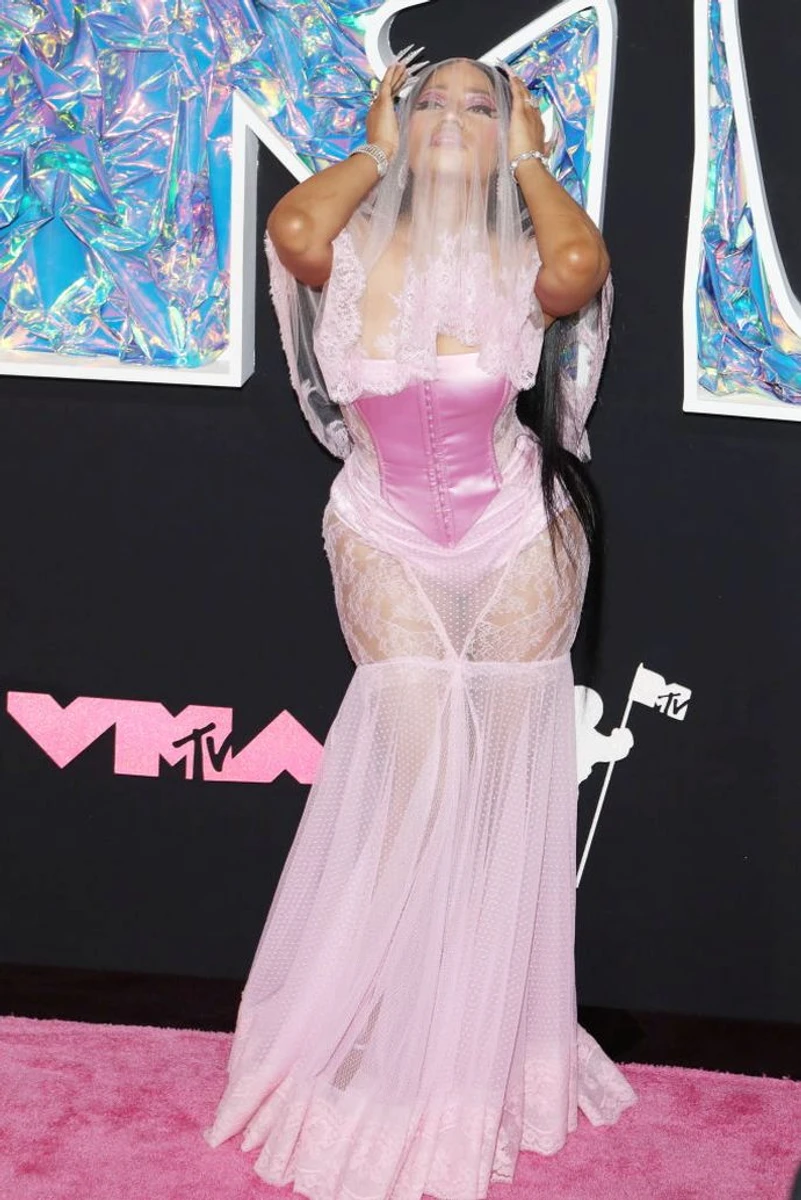 Реперка Нікі Мінаж в образі сексі-нареченої